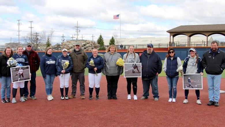 The members of the softball team at 365英国上市杜波依斯分校 who were recognized, 还有他们的家人, 在高级日表彰.